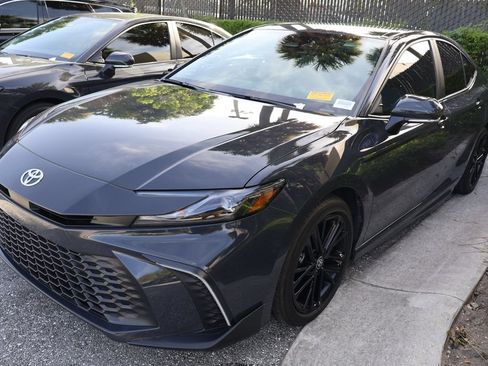 Used 2025 Toyota Camry SE w/ Convenience Package FWD image 2