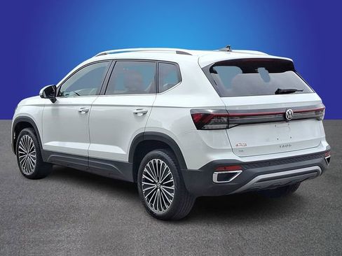 Used 2025 Volkswagen Taos SE FWD image 6