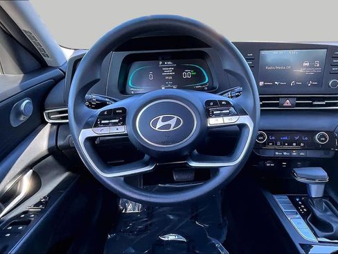 Used 2025 Hyundai Elantra Hybrid FWD image 5