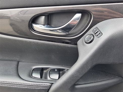 Used 2017 Nissan Rogue SV w/ Midnight Edition Package image 31