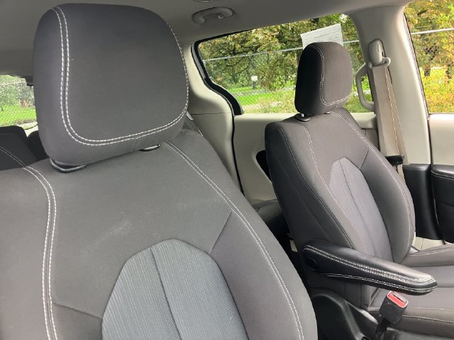 Used 2022 Chrysler Voyager LX FWD image 14