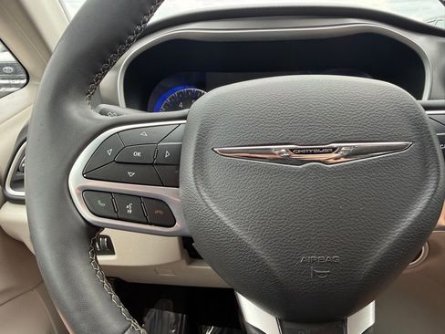 Used 2023 Chrysler Pacifica Touring-L FWD image 27