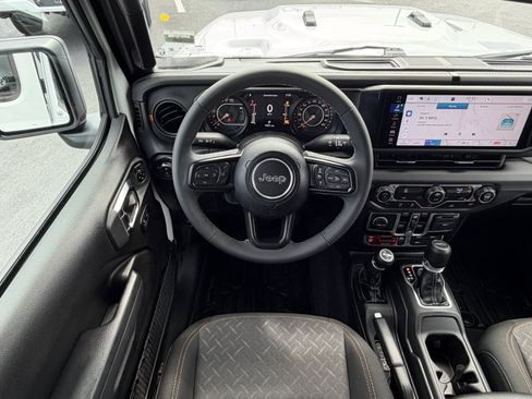 Used 2025 Jeep Gladiator Mojave AWD/4WD image 13