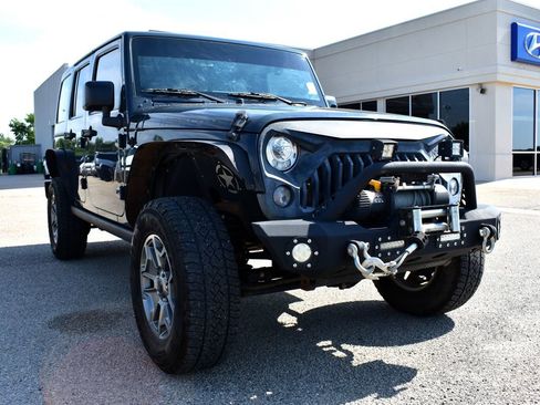 Used 2017 Jeep Wrangler Unlimited Rubicon w/ Connectivity Group AWD/4WD image 7