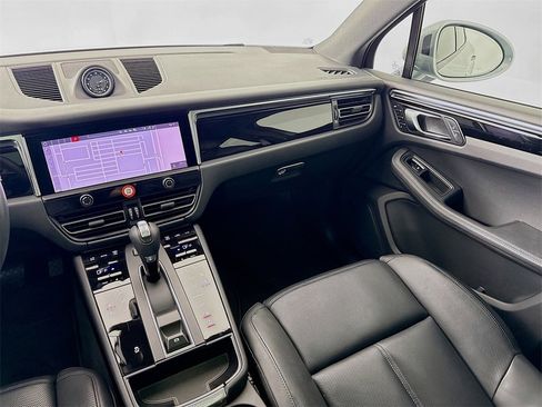 Certified 2025 Porsche Macan image 26