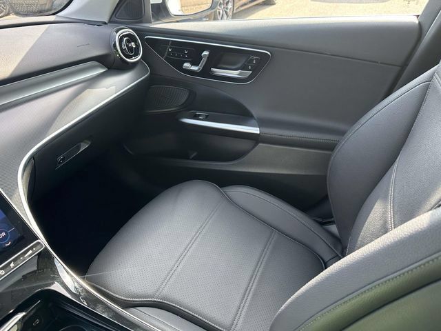 Used 2025 Mercedes-Benz C 300 4MATIC Sedan image 37