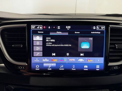 Used 2025 Chrysler Pacifica Select FWD image 11