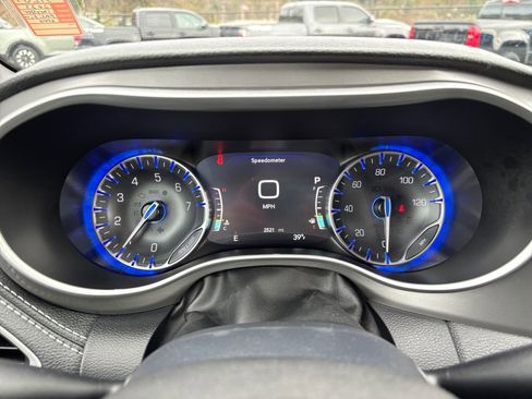 Used 2025 Chrysler Pacifica Select image 17