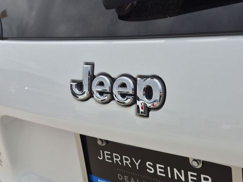 Used 2019 Jeep Cherokee Latitude Plus AWD/4WD image 13