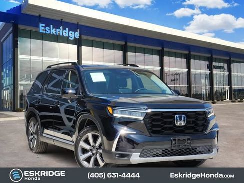 Used 2025 Honda Pilot Touring image 1