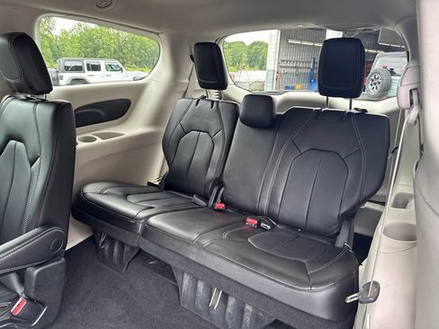 Used 2023 Chrysler Pacifica Touring-L FWD image 27