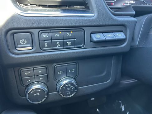 Used 2023 GMC Yukon AT4 w/ Technology Package AWD/4WD image 21