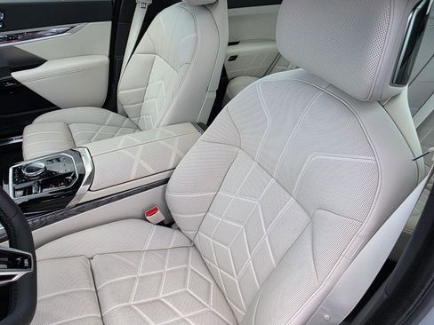 Certified 2025 BMW 750e xDrive w/ Premium Package AWD/4WD image 11