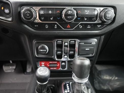 Used 2024 Jeep Gladiator Sport image 15