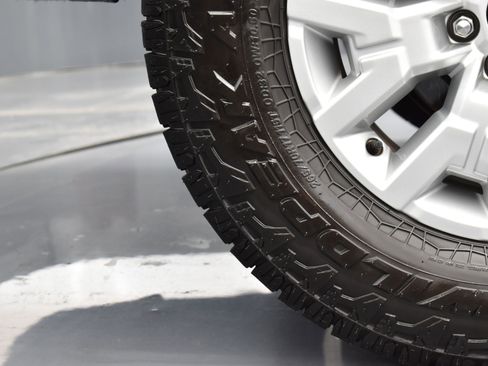 Used 2023 Nissan Frontier SV image 41