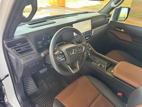 Used 2024 Lexus GX 550 w/ Accessory Package (Z1) AWD/4WD image 10