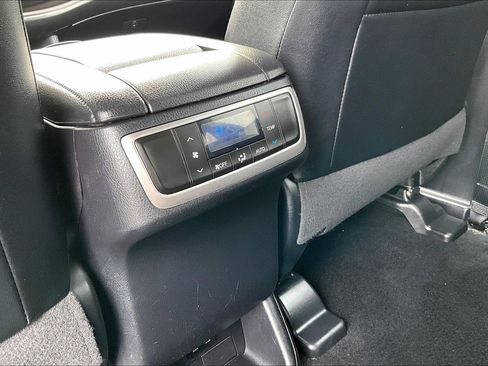 Used 2019 Toyota Highlander XLE image 22