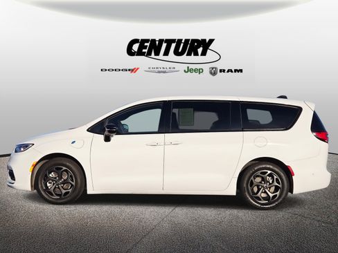 Used 2024 Chrysler Pacifica Limited image 7