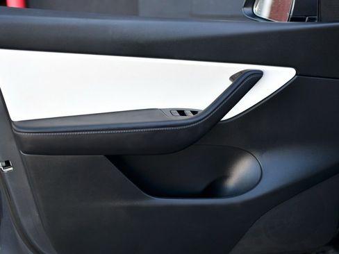 Used 2021 Tesla Model Y Long Range image 9