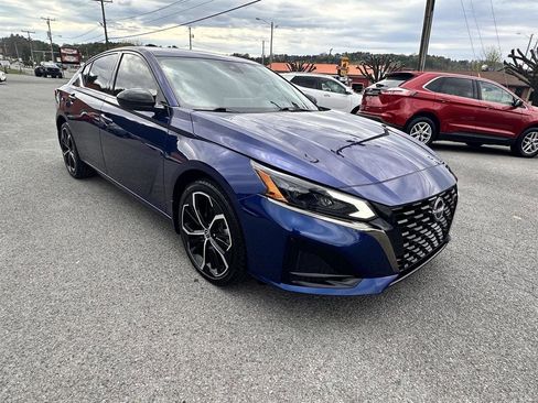 Used 2024 Nissan Altima 2.5 SR w/ SR Premium Package image 3