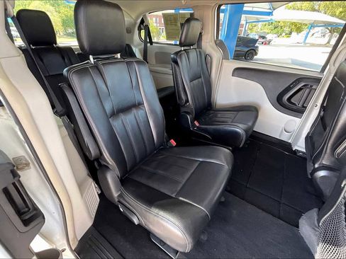 Used 2014 Chrysler Town & Country Touring image 18