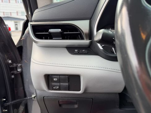 Used 2022 Toyota Highlander XLE AWD/4WD image 14