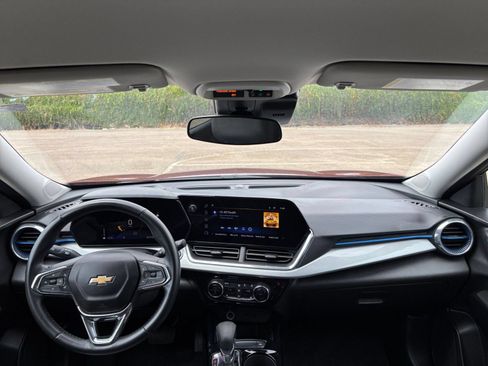 Used 2025 Chevrolet Trax LT w/ LT Convenience Package FWD image 32