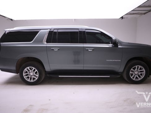 Used 2024 Chevrolet Suburban LT w/ Luxury Package image 5