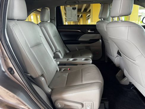 Used 2016 Toyota Highlander Limited image 25