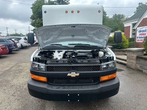 Used 2018 Chevrolet Express 3500 w/ Driver Convenience Package image 11