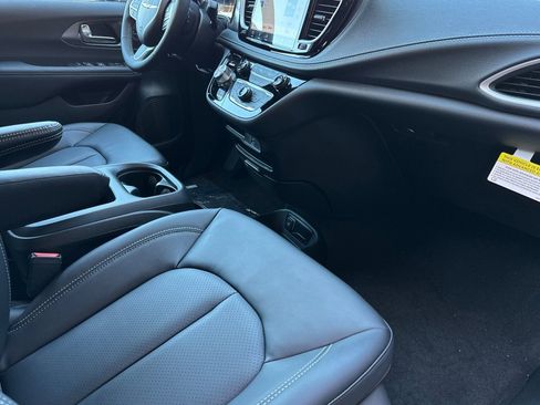 New 2026 Chrysler Pacifica Select FWD image 16