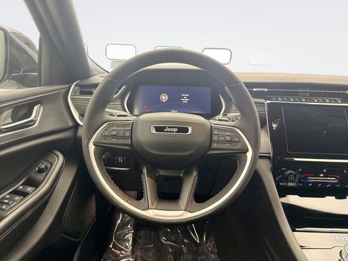 Used 2024 Jeep Grand Cherokee Altitude image 12