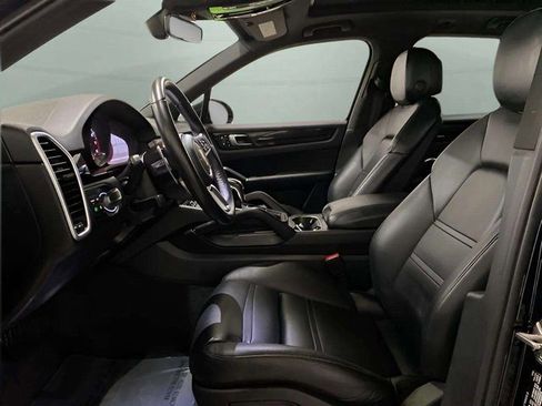 Used 2019 Porsche Cayenne w/ Premium Package image 67