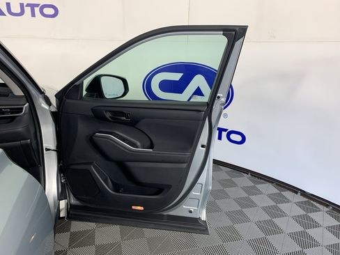 Used 2020 Toyota Highlander LE AWD/4WD image 38