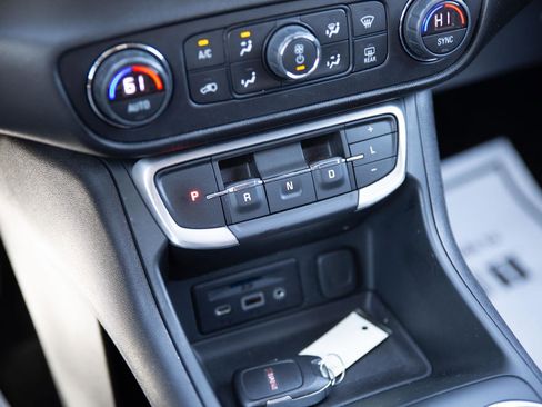 Used 2022 GMC Terrain SLT image 11