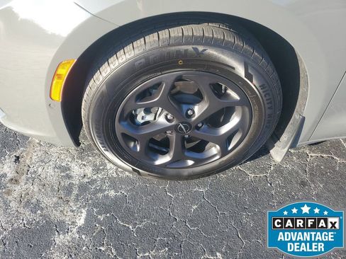 Used 2022 Chrysler Pacifica Limited w/ S Appearance Package image 20