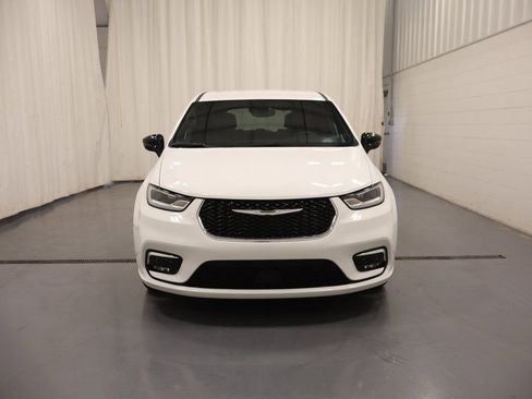 Used 2025 Chrysler Pacifica Select image 3