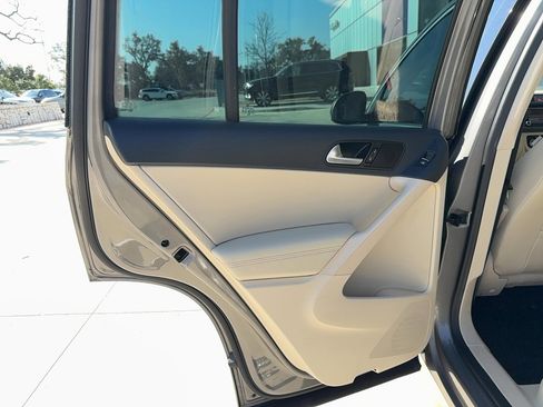 Used 2011 Volkswagen Tiguan SE image 12