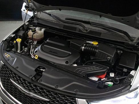 Used 2024 Chrysler Pacifica Touring-L image 28