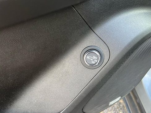 Used 2023 GMC Acadia SLT w/ Elevation Edition image 24