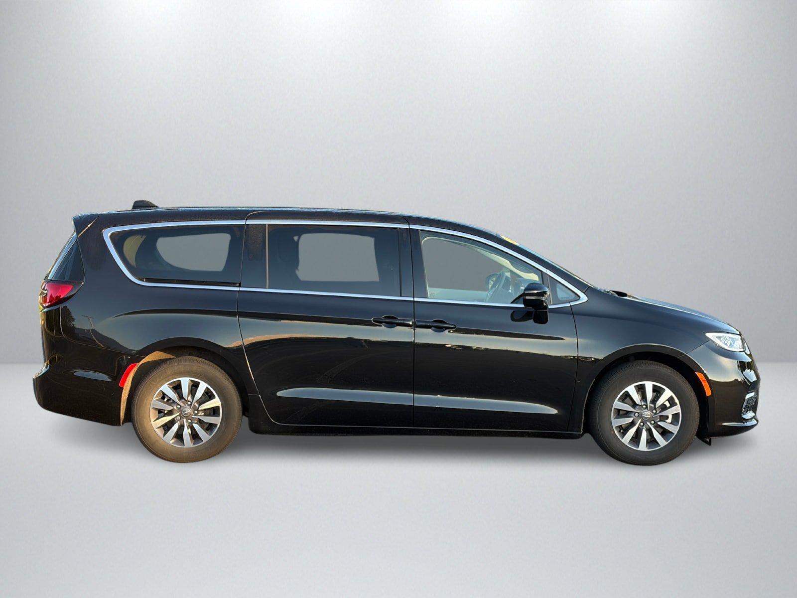 Used 2024 Chrysler Pacifica Limited w/ Uconnect Theater Family Group FWD image 6