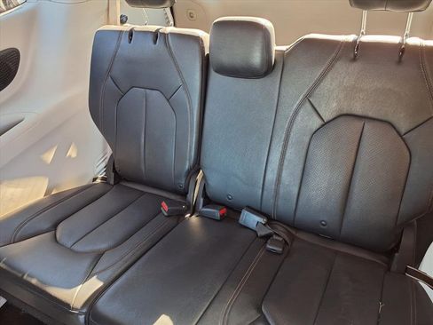 Used 2020 Chrysler Pacifica Touring-L Plus image 8