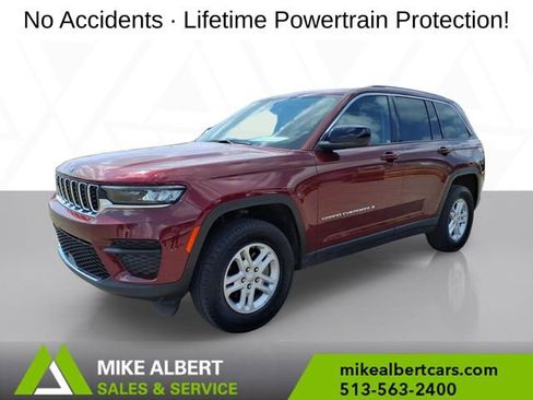 Used 2023 Jeep Grand Cherokee Laredo AWD/4WD image 3