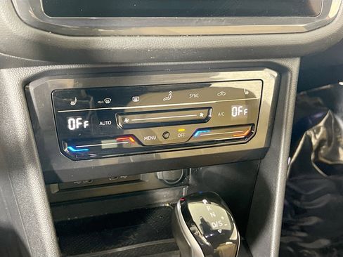 Used 2023 Volkswagen Tiguan SE AWD/4WD image 15