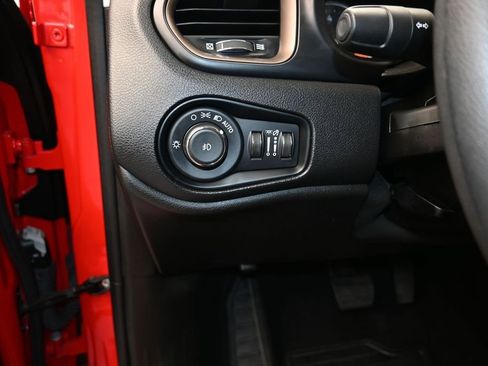 Used 2023 Jeep Renegade Latitude AWD/4WD image 12