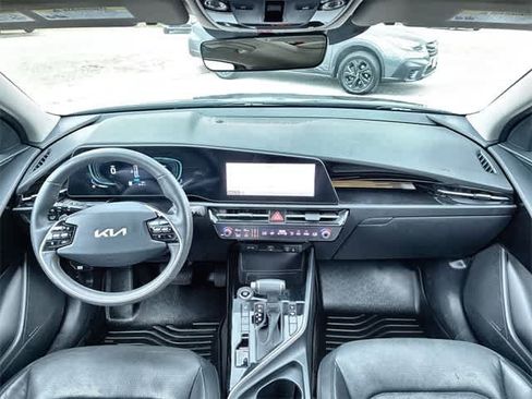 Used 2023 Kia Niro SX image 16