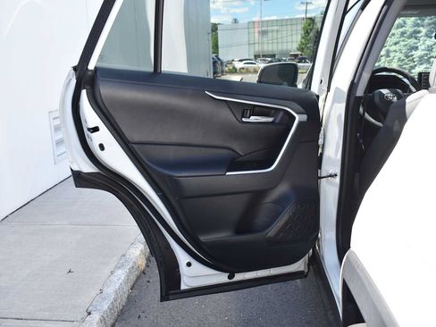 Used 2021 Toyota RAV4 XLE AWD/4WD image 15