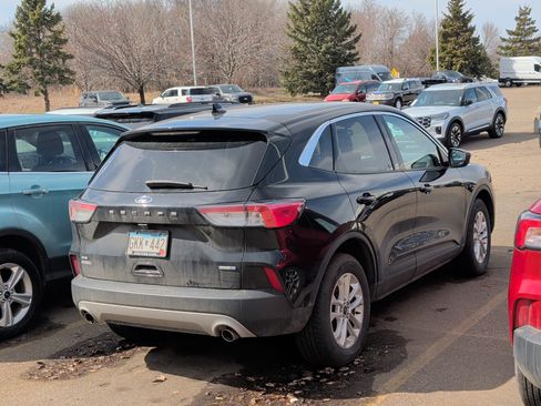 Used 2020 Ford Escape SE image 2