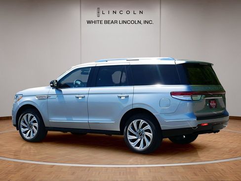 Used 2024 Lincoln Navigator Reserve AWD/4WD image 7