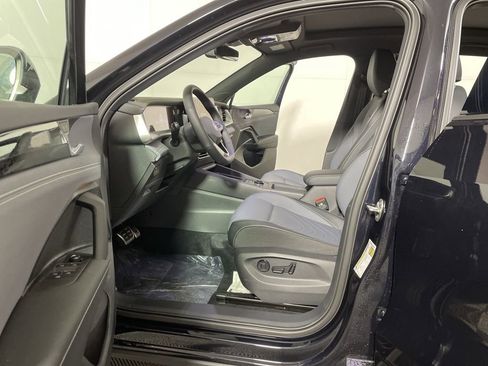 New 2026 Volkswagen Tiguan SE R-Line image 9